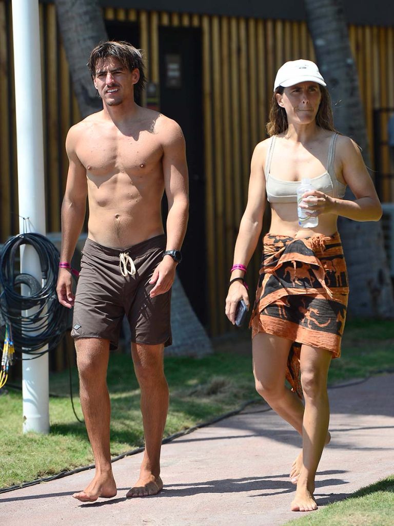 Pareja de surfistas caminando por el área de atletas durante el mundial de tabla larga en El Salvador.