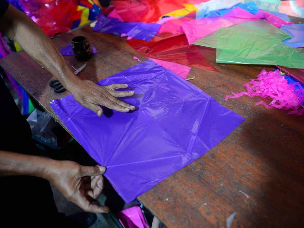 Una piscucha sencilla requiere media hora de elaboración; los diseños más decorados pueden tomar una mañana o incluso un día.