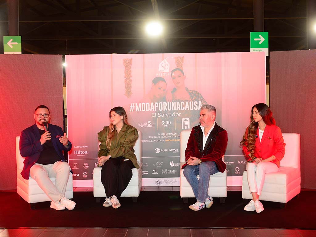 Manuel Rodríguez, gerente de Cooperación y Relaciones Internacionales de la Alcaldía de San Salvador Centro; Amanda Carballo, representante de la Autoridad del Centro Histórico; Juan Carlos Najarro, director de Moda Por Una Causa; y Fátima Tovar, representante de Shopping Center.