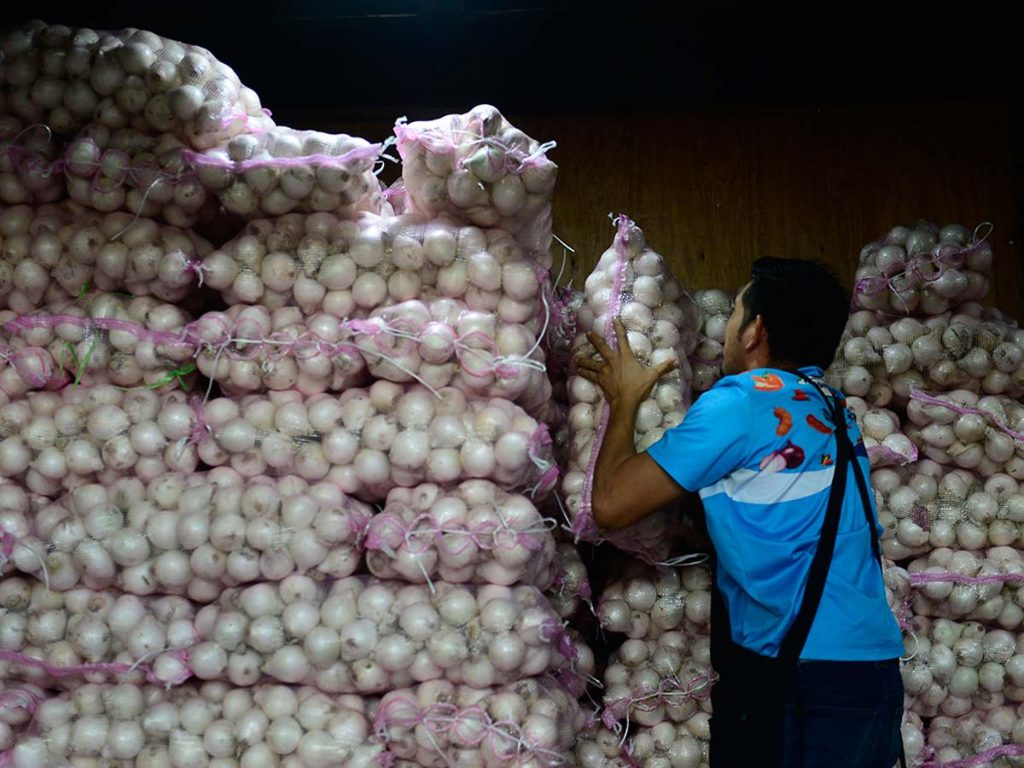 Las lluvias en México han afectado los cultivos de cebolla y su abastecimiento. En La Tiendona, el saco de cebolla blanca cuesta entre $40 y $43.