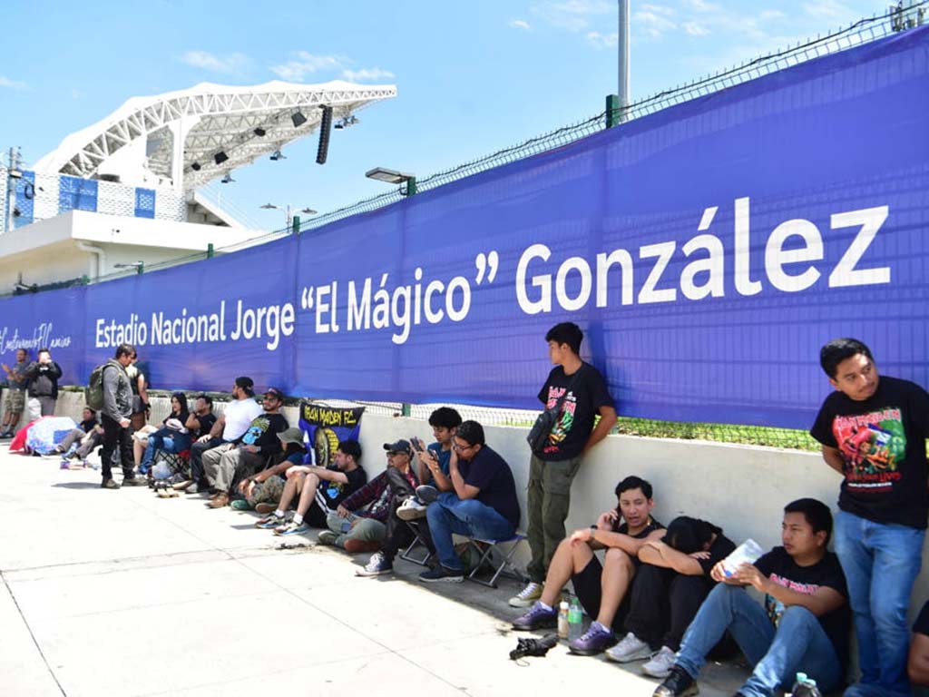 Seguidores aguardan pacientemente en los exteriores del Estadio Nacional Jorge "El Mágico" González para conseguir la mejor ubicación.