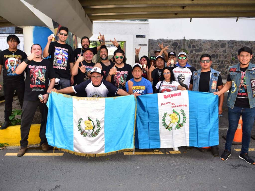 Gran grupo de fanáticos con banderas de Guatemala y El Salvador