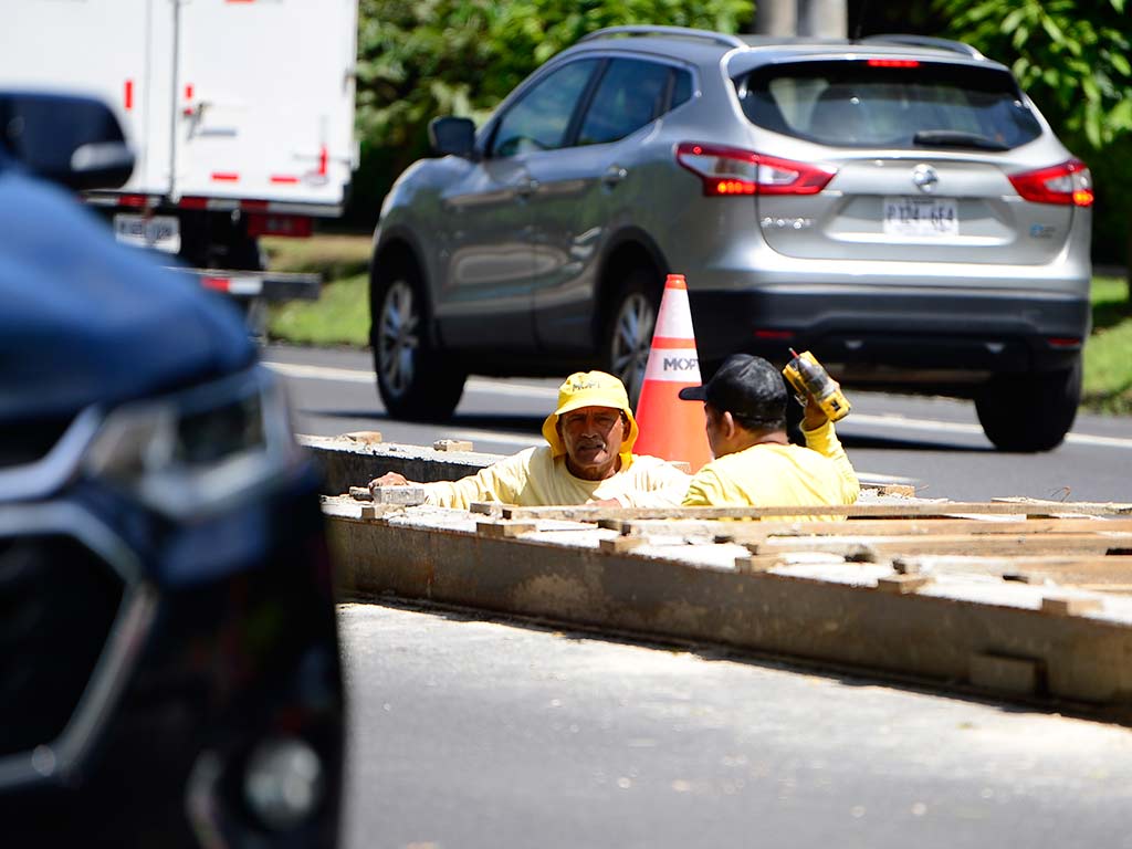 Trabajadores del MOPT realizando labores de encofrado en el separador de la avenida Jerusalén.