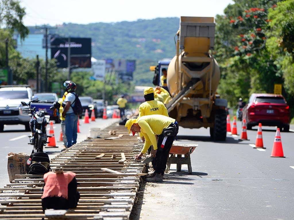 Albañiles del MOPT construyendo las jardineras de concreto sobre la avenida Jerusalén.