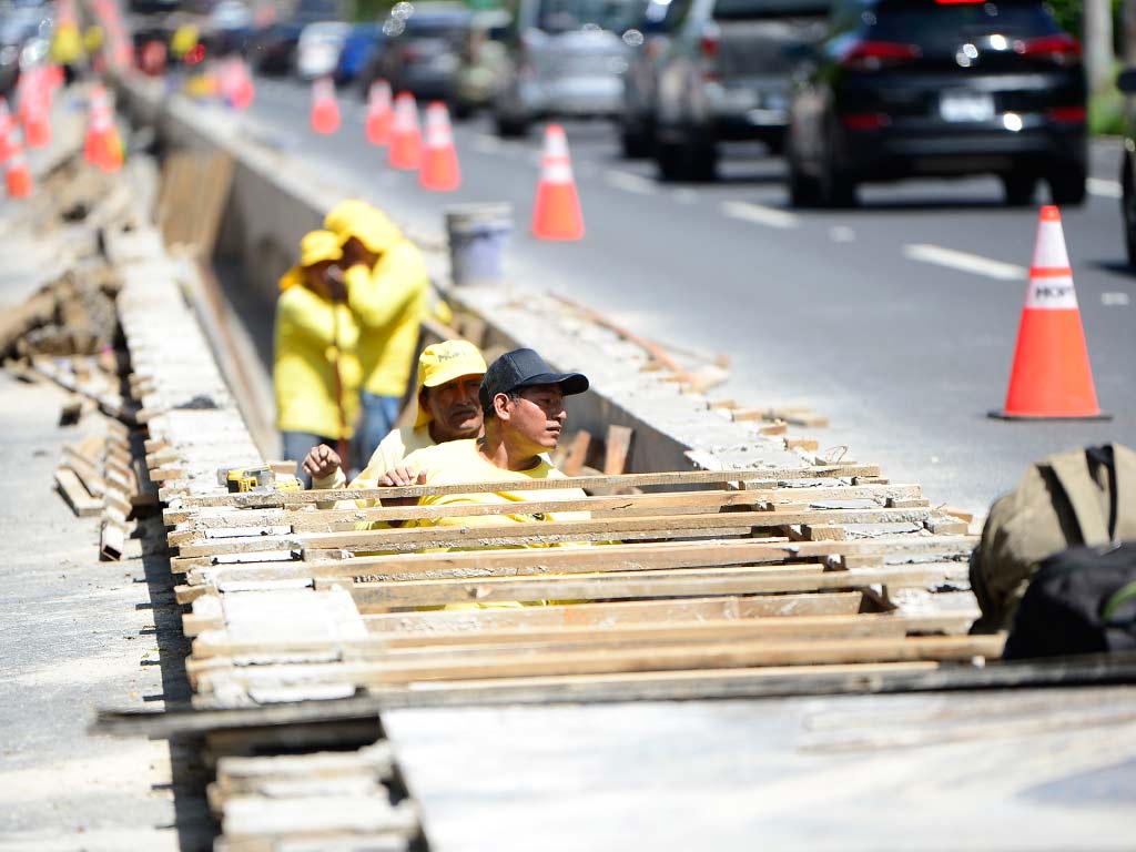 Empleados del MOPT dentro de la canaleta central trabajando en el proyecto de la avenida Jerusalén.