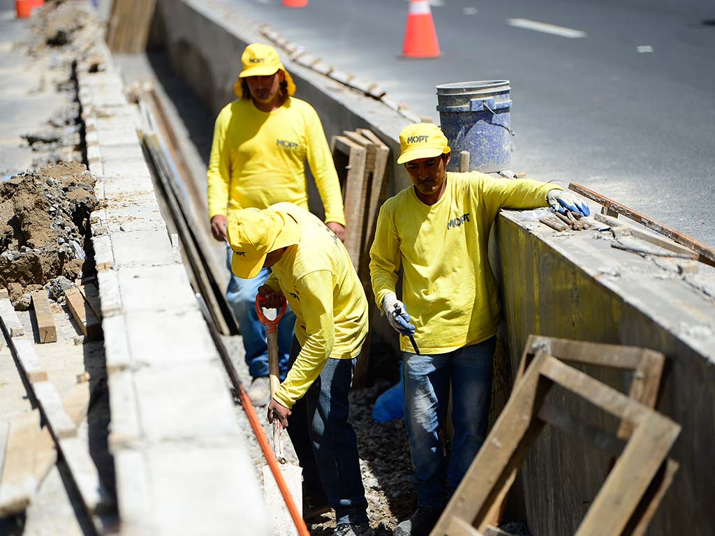 Obreros excavando la zanja del arriate para instalar el cableado subterráneo en la avenida Jerusalén.