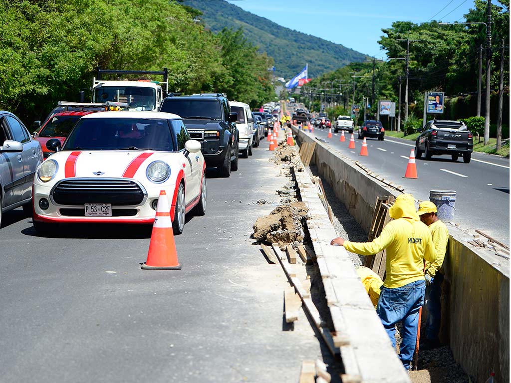 Tráfico de vehículos transitando junto a los trabajos del MOPT en la avenida Jerusalén.