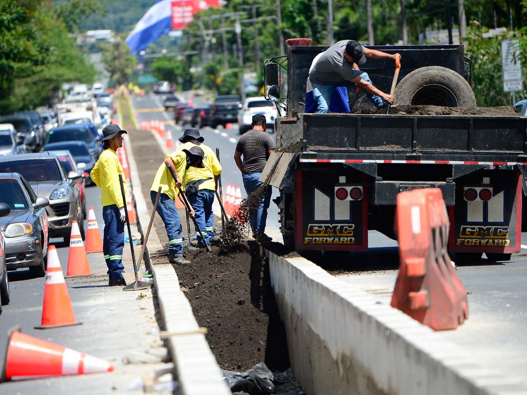 Camión del MOPT descargando tierra fértil en el arriate central de la avenida Jerusalén