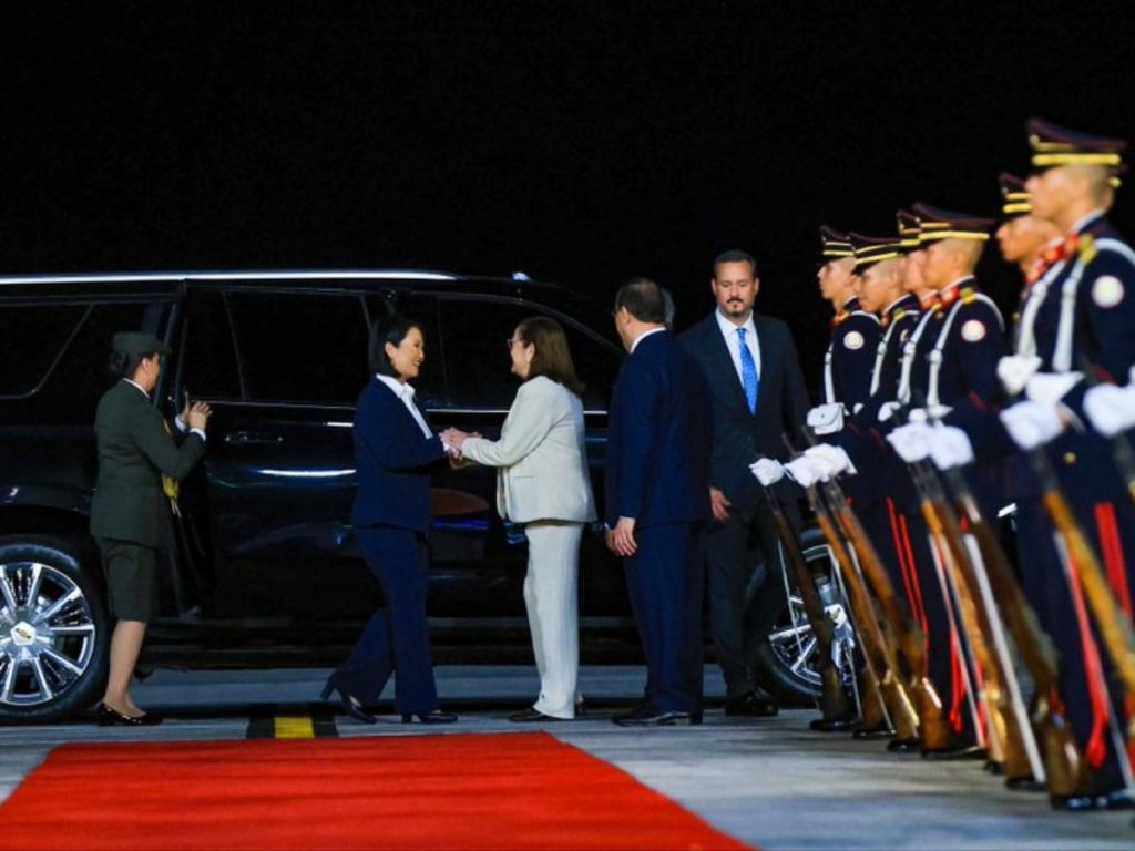La presidenta de Perú llegó a El Salvador y fue recibida por la canciller Alexandra Hill Tinoco. Tiene prevista una reunión con Nayib Bukele.