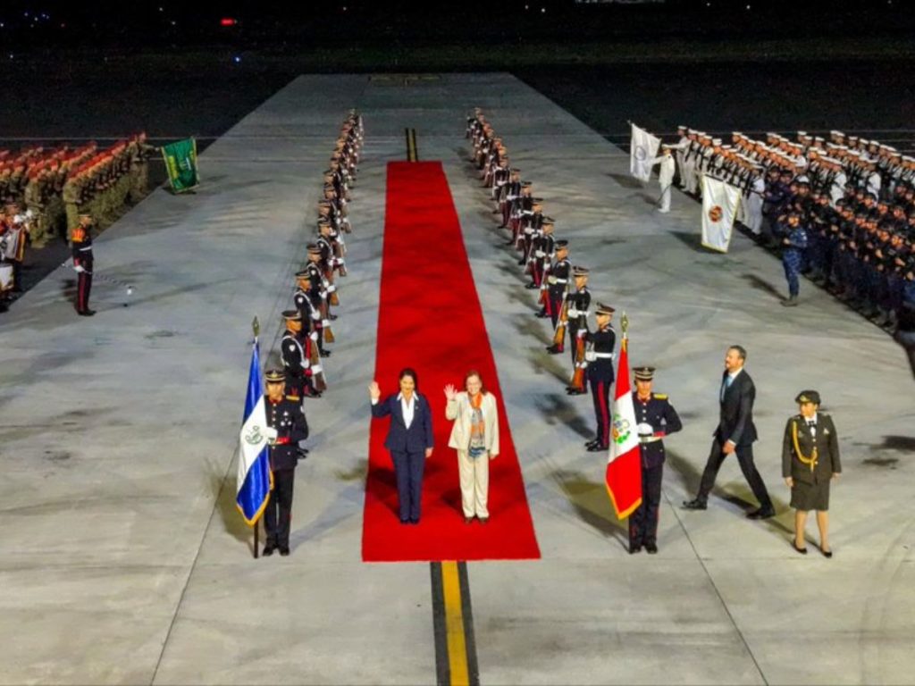 La mandataria peruana fue recibida en el aeropuerto internacional salvadoreño. Su agenda incluye una reunión con Bukele y visitas oficiales.