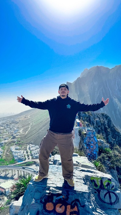 Komanche, cuyo nombre real era Carlos Mauricio Gómez, falleció a los 30 años en Monterrey, México, según confirmó su representante.