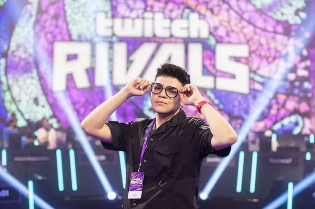 El Komanche ajustando sus lentes durante una presentación en vivo del evento Twitch Rivals.