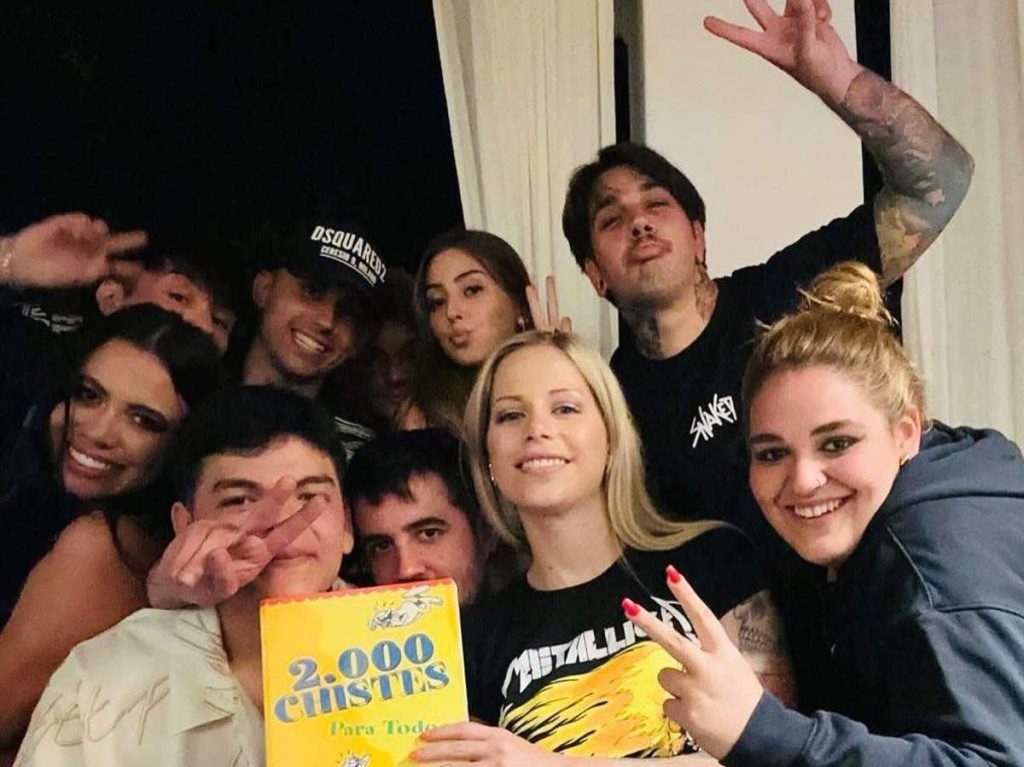 Grupo de creadores de contenido sonriendo en una reunión nocturna junto al streamer AuronPlay y El Komanche.