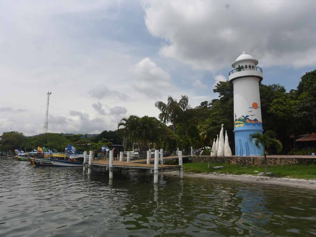 Faro decorativo y muelle de madera en el Malecón del Lago de Ilopango El Salvador