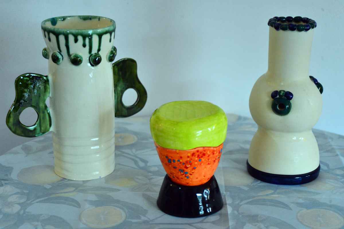 Fotografía de varios floreros de cerámica elaborados a mano para una colección especial destinada a hotelería.