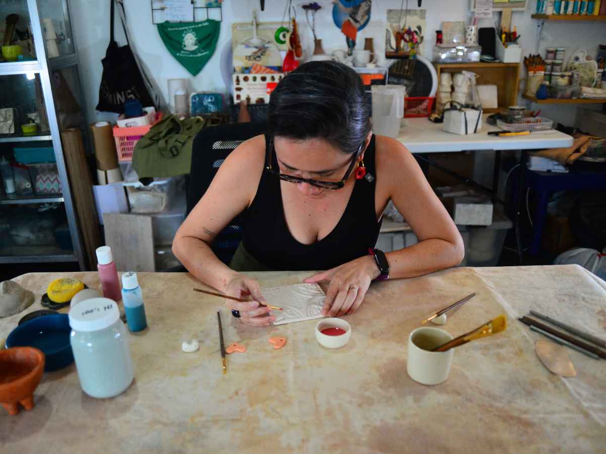 Fotografía de la diseñadora Ale Sura en sus inicios como estudiante de Artes Plásticas en la Universidad de El Salvador.