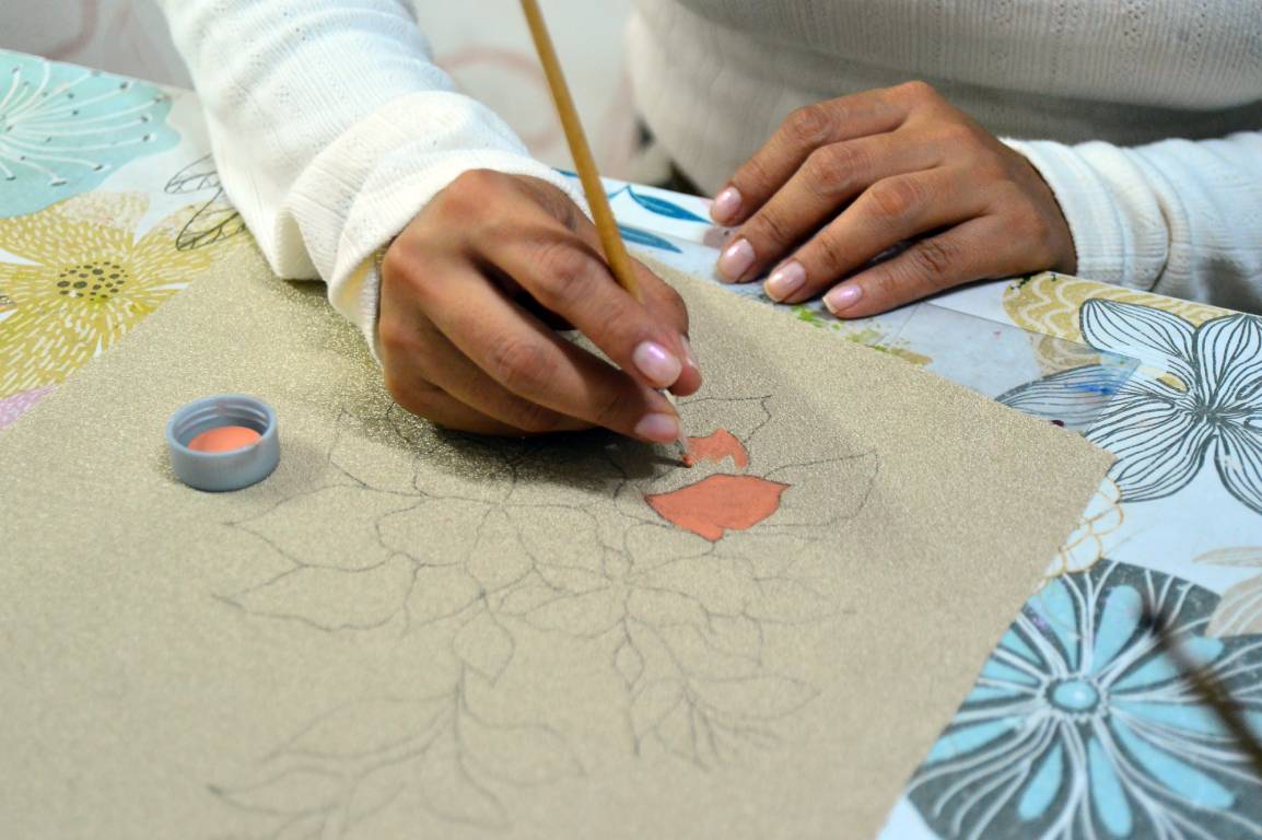 Las hermanas Nancy y Erika Herrera, creadoras de la marca Herreras, sonríen juntas en el taller artesanal de su empresa.