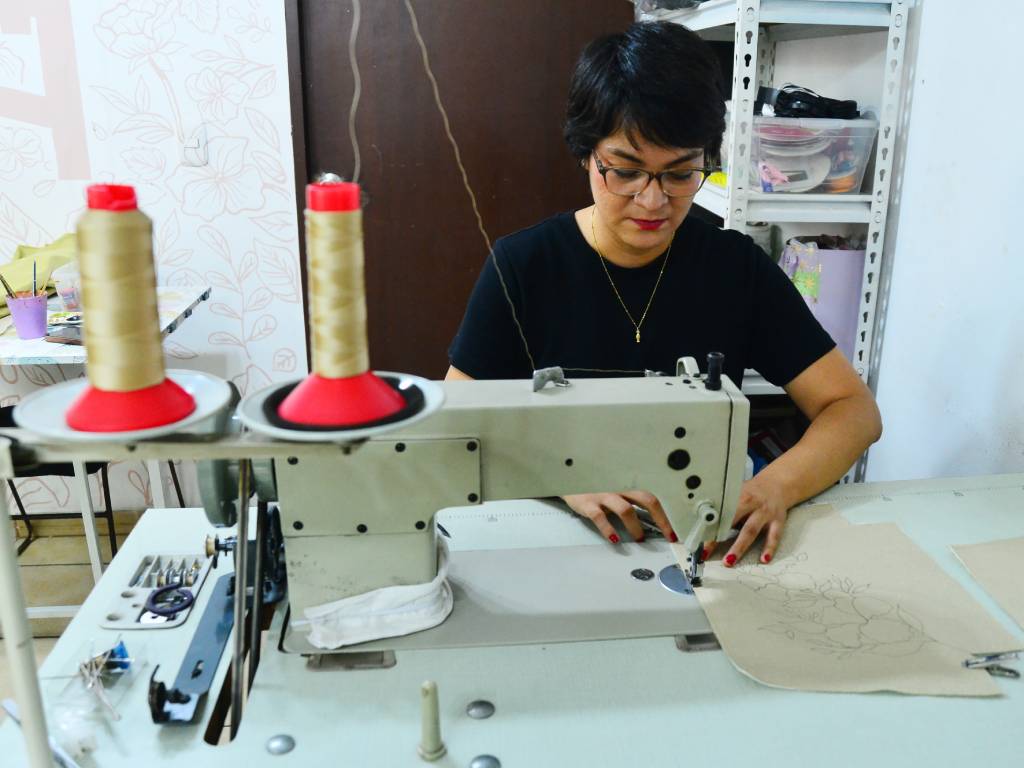 Muestra de diversos materiales como canvas de algodón, jacquard y cuero sintético utilizados en la elaboración de carteras.