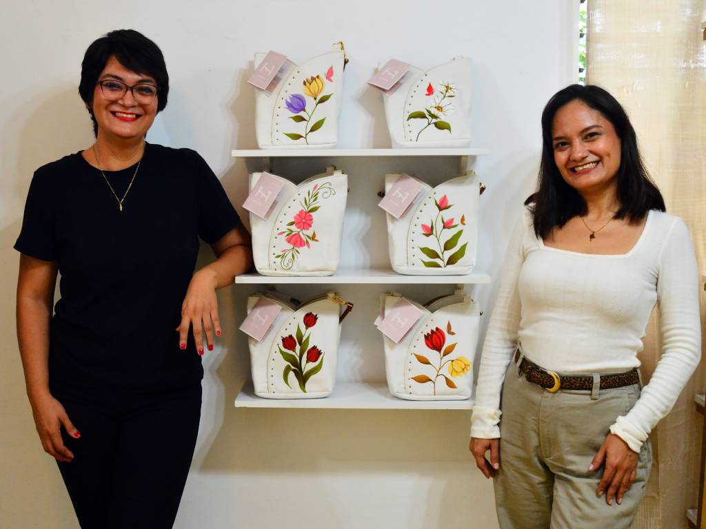 Nancy y Erika Herrera posan juntas sonrientes en su taller, compartiendo su experiencia y mensaje para futuros emprendedores.