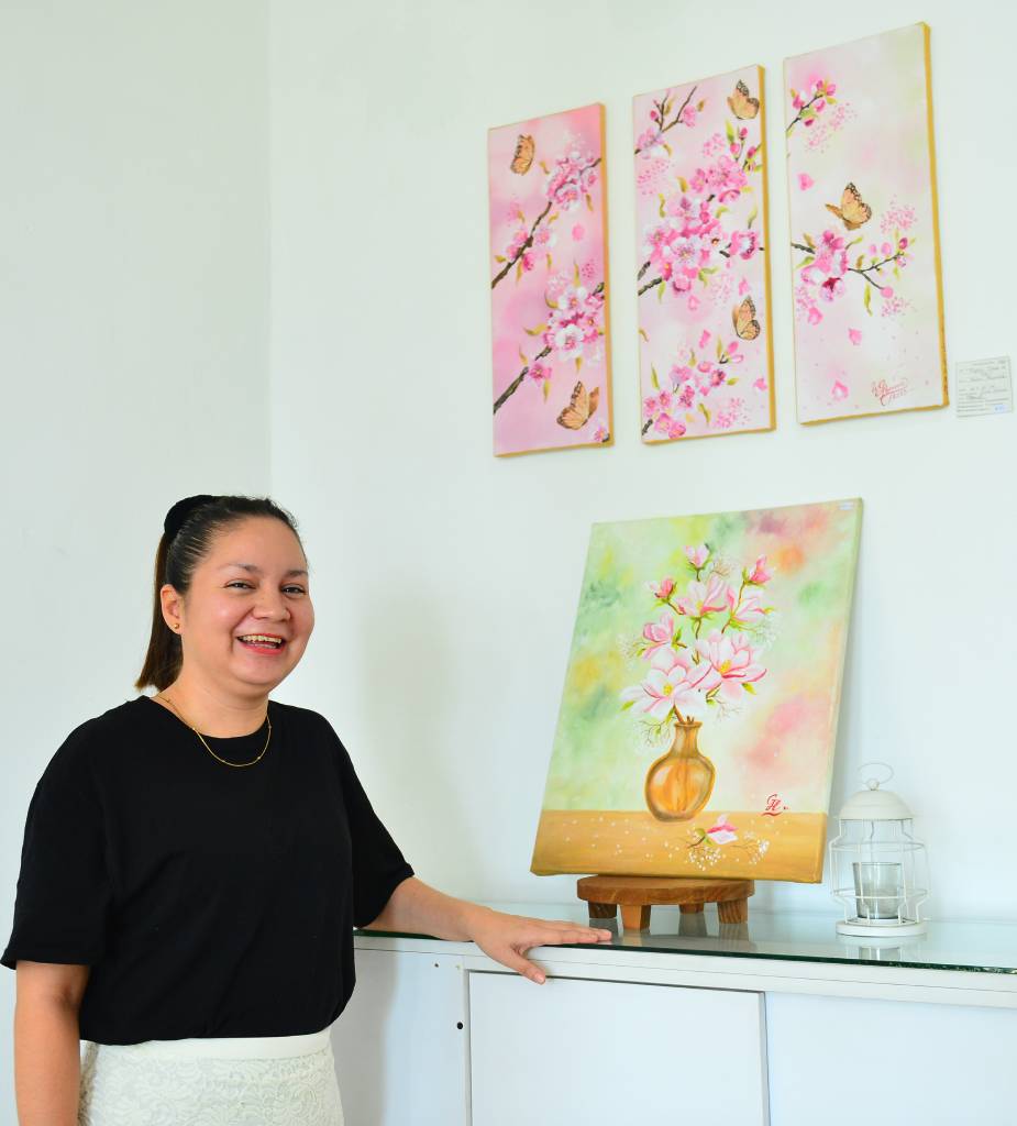 Obras de arte empacadas para envío junto a un mapa que simboliza el alcance local e internacional de las pinturas.