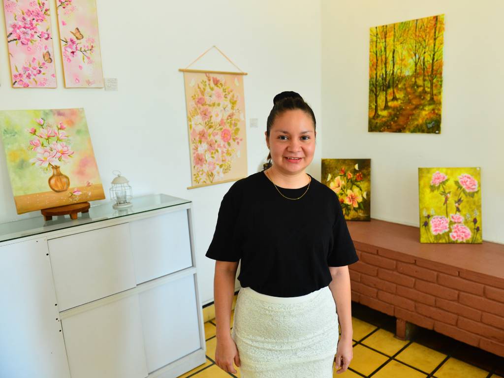 Cuadro con predominio de tonos rosados y colores pastel pintado por Gisela Herrera.