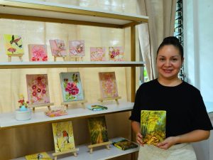 Conoce a Gisela Herrera, la pintora que transmite su color y pasión en cada obra