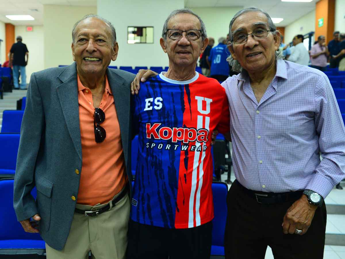 Mauricio «Pipo» Rodríguez posa en el escenario junto a los exfutbolistas mundialistas de México 1970 Jaime Portillo y Salvador Mariona.