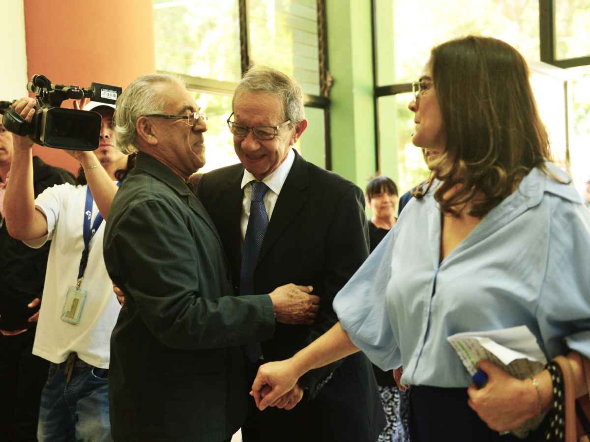 Carlos "Cali" Cañadas saluda con un cálido abrazo a Mauricio "Pipo" Rodríguez a la entrada del auditorio de la UES.