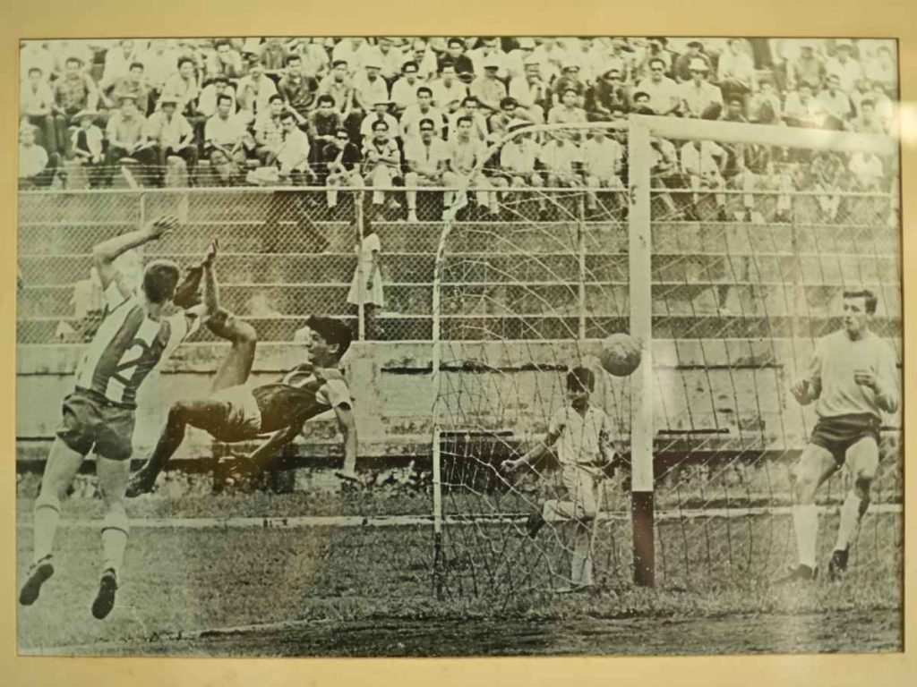Fotografía histórica en blanco y negro de Mauricio «Pipo» Rodríguez rematando de chilena frente al marco rival.