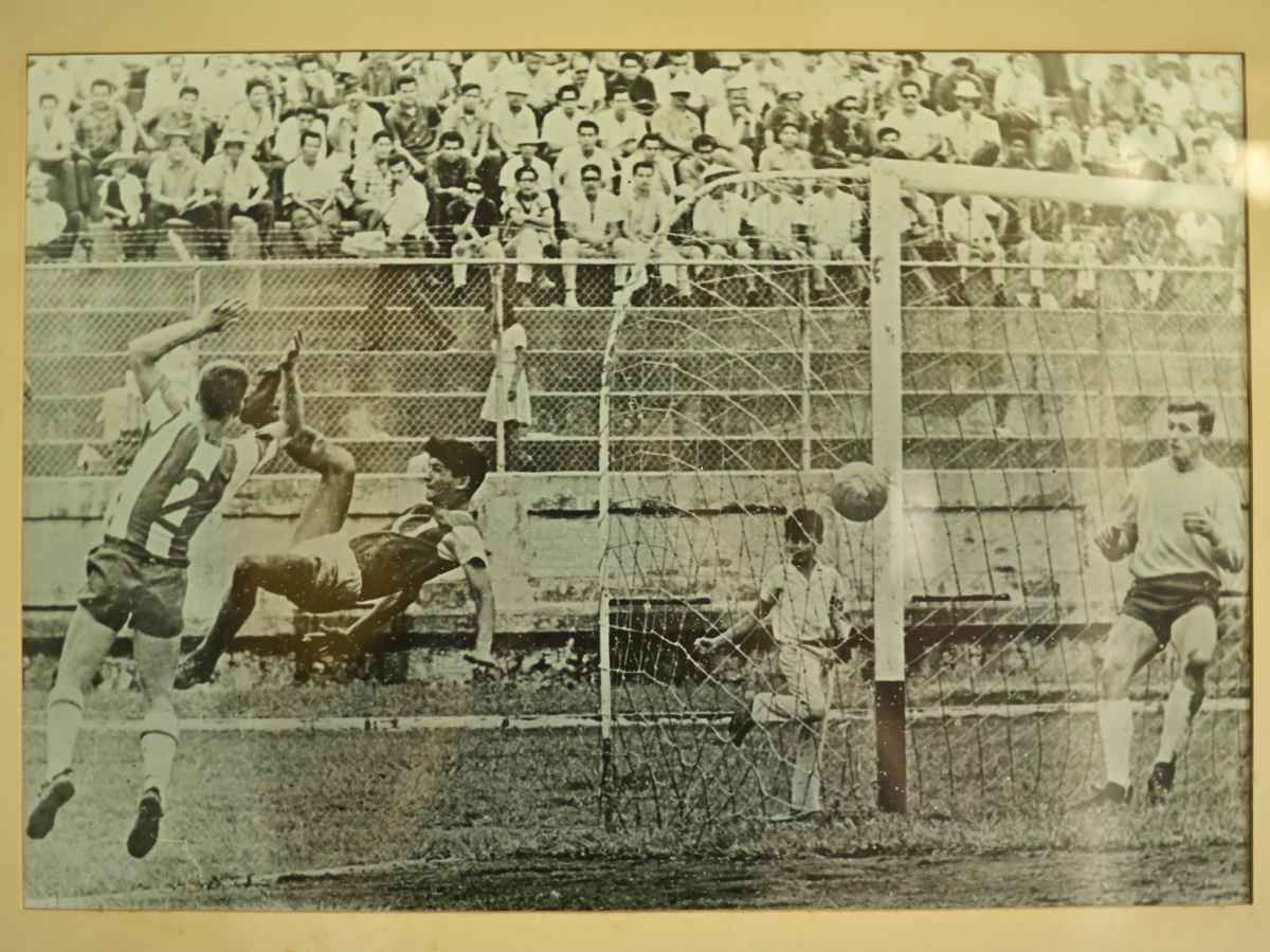Fotografía histórica en blanco y negro de Mauricio «Pipo» Rodríguez rematando de chilena frente al marco rival.