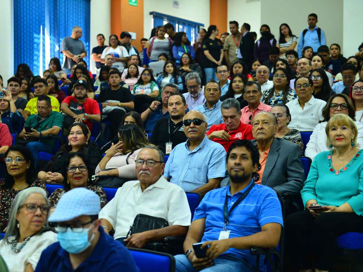 Asistentes y miembros del público aplauden atentos desde sus asientos durante el reconocimiento a «Pipo» Rodríguez.