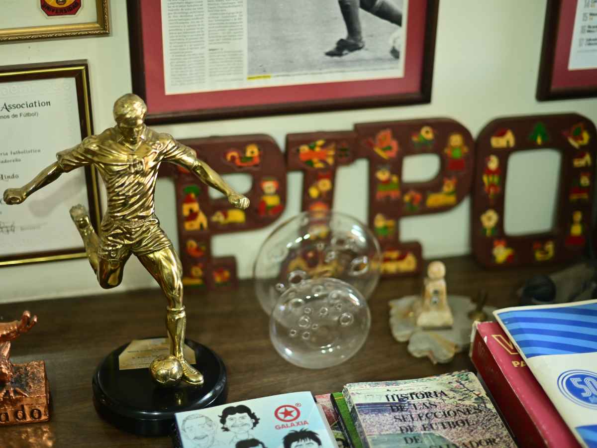 Trofeo dorado de futbolista, letras artesanales con el apodo «PIPO» y diplomas en la colección privada de Rodríguez.