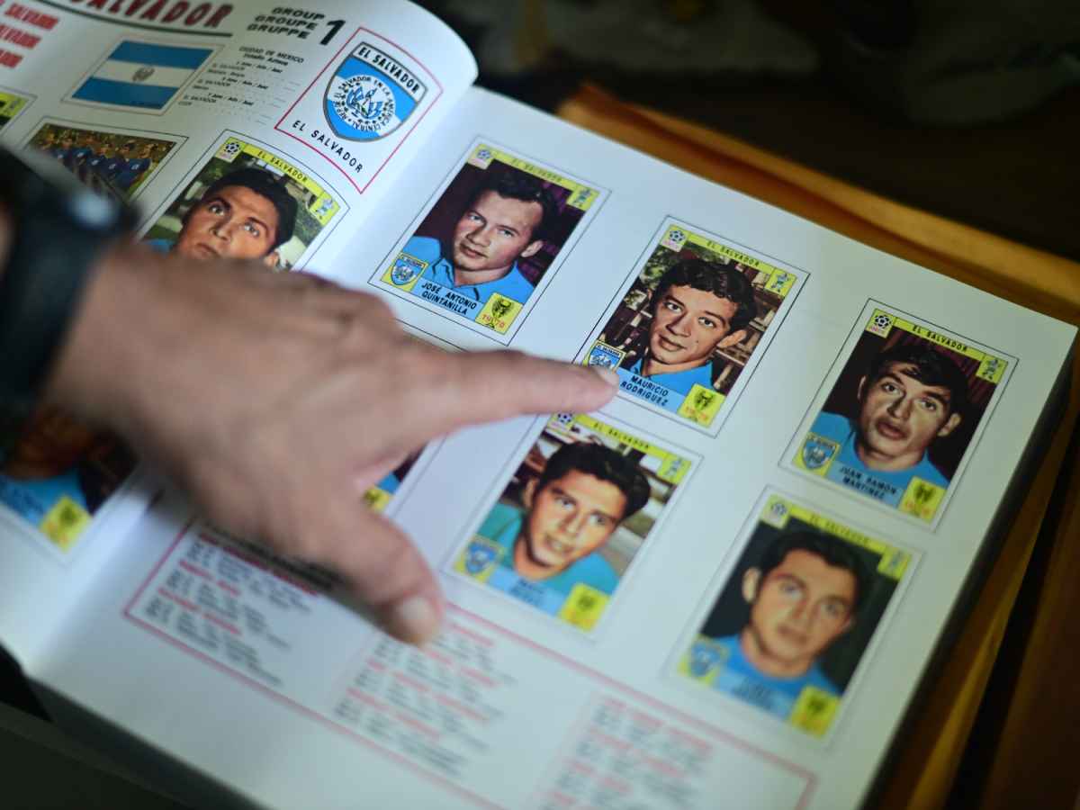 Dedo apuntando a la estampa de Mauricio Rodríguez en el álbum oficial del Mundial de México 1970.