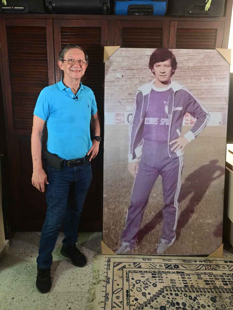 Mauricio «Pipo» Rodríguez posando en su época de futbolista mundialista junto a su imagen actual en el homenaje.