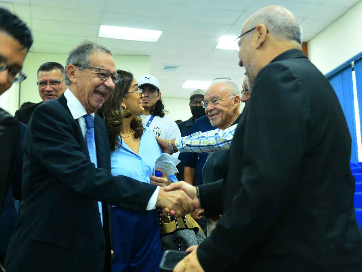Mauricio «Pipo» Rodríguez sonríe y levanta la mano para saludar a los asistentes congregados en el evento de la UES.