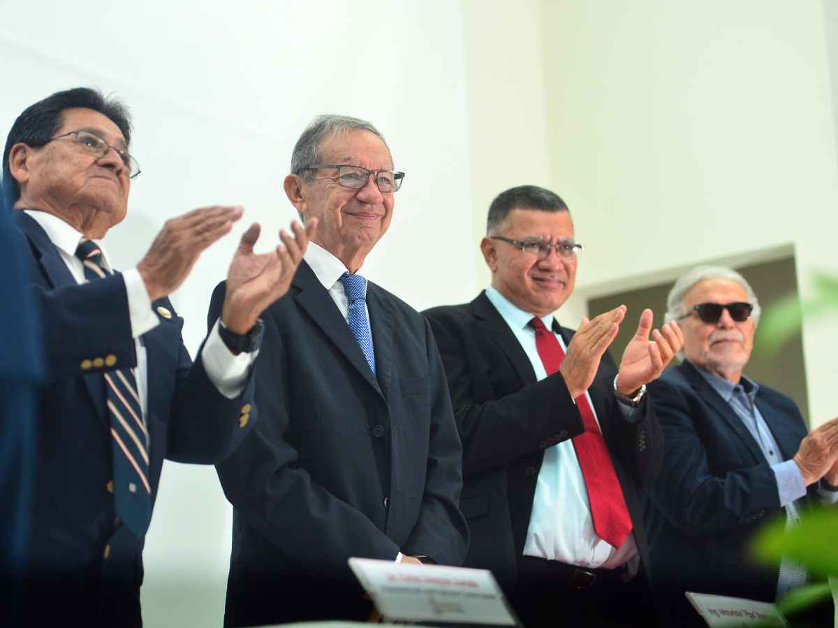 Celso Jurado, «Pipo» Rodríguez, el rector Juan Rosa Quintanilla y Pedro Valencia presidieron la mesa de honor en la UES.