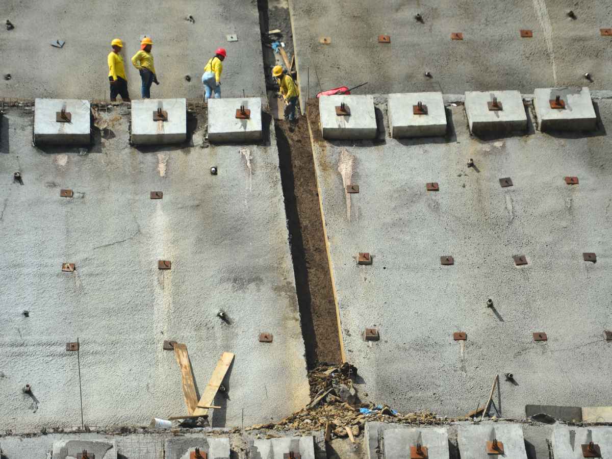 Autoridades supervisando los avances de la obra y revisando los informes financieros del proyecto.