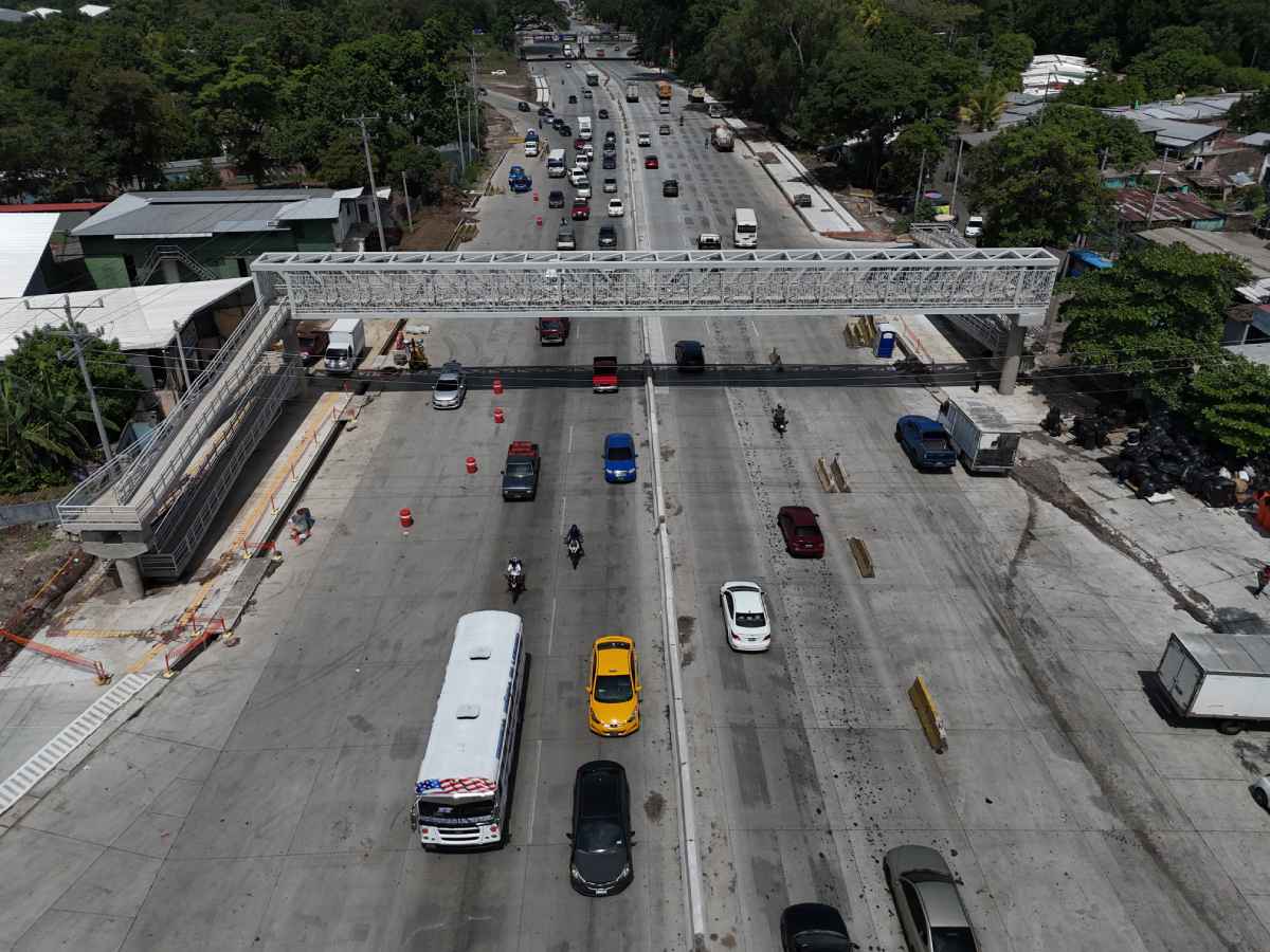 Nueva pasarela peatonal instalada sobre la carretera para el paso de los peatones.