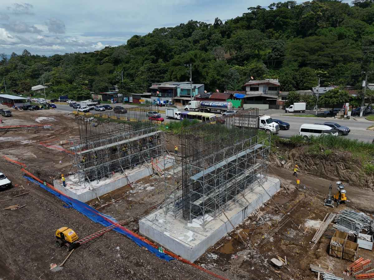 Vista aérea de estructuras de concreto y armazones de hierro rodeadas de andamios en la obra de Los Chorros.
