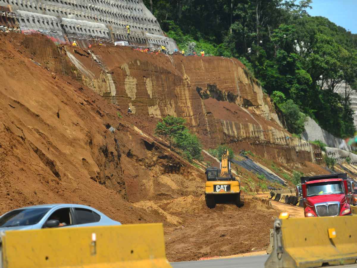 Vista de la carretera con bajo flujo vehicular durante el fin de semana.