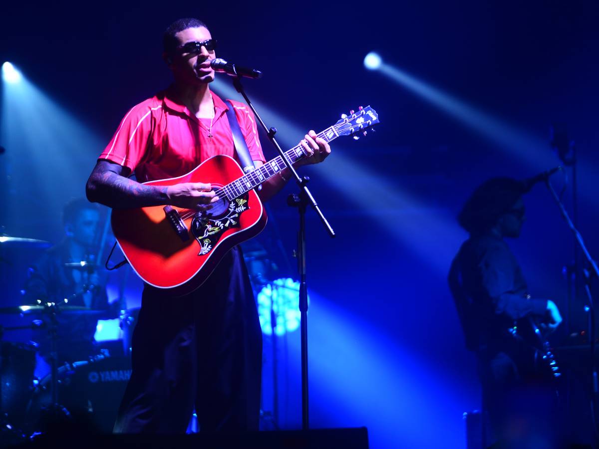 Manuel Medrano sonriendo al micrófono mientras agradece el cariño del público salvadoreño en el escenario.