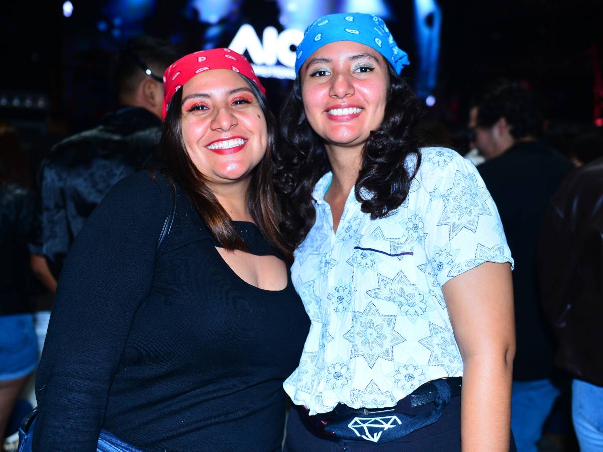 Astrid y Mariana sonriendo juntas antes de iniciar el concierto de Manuel Medrano en El Salvador.