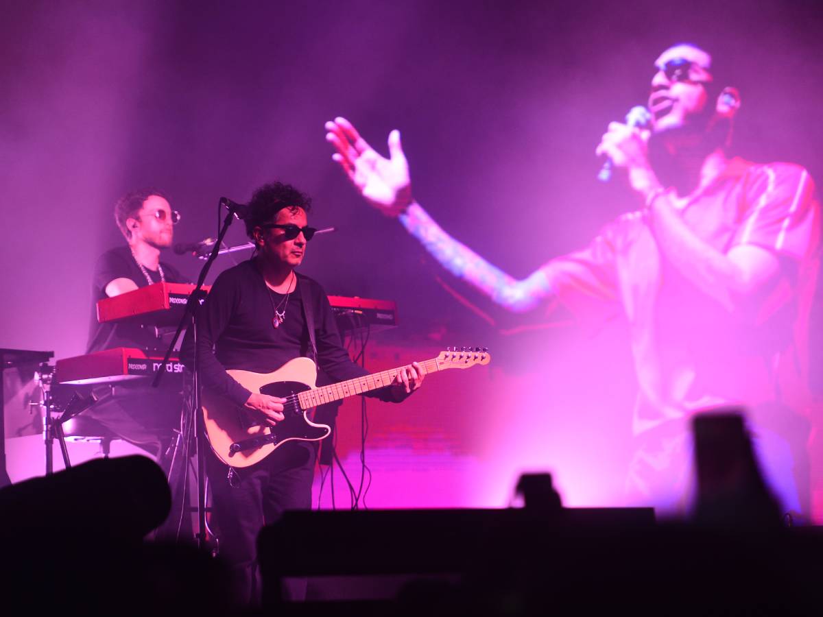 Manuel Medrano iniciando su concierto en Be Sport rodeado de luces del escenario a las nueve de la noche.