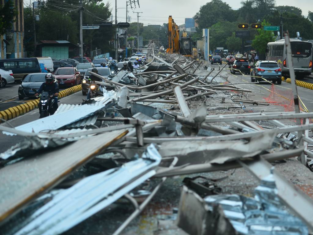 Fotografía de la Alameda Juan Pablo II que muestra maquinaria pesada y trabajos en desarrollo sobre el carril del SITRAMSS en San Salvador.