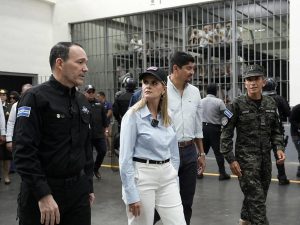 La presidenta costarricense Laura Fernández llegó a El Salvador