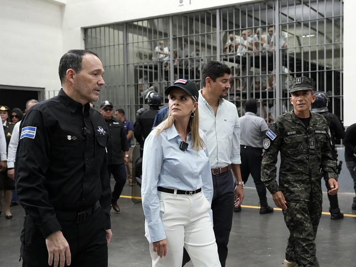 La presidenta costarricense Laura Fernández llegó a El Salvador