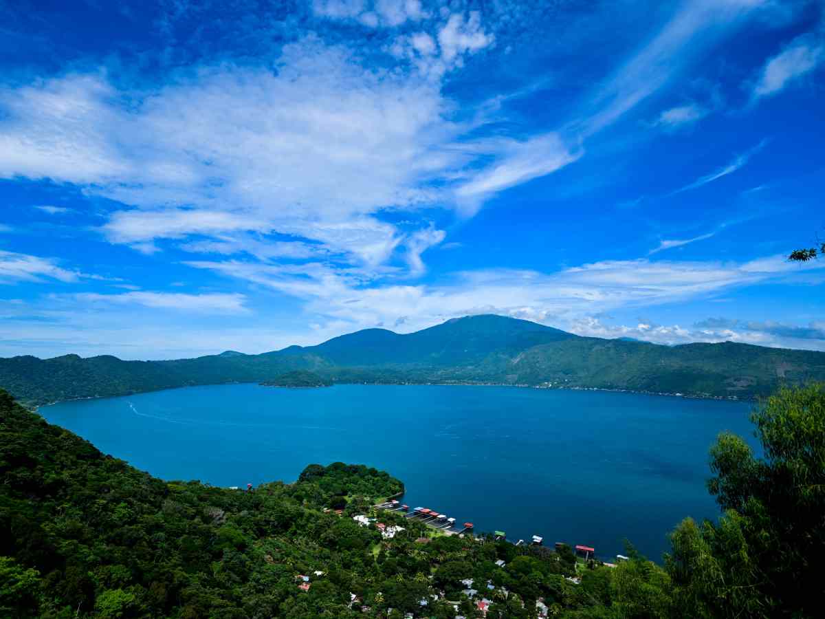 La caldera del Lago de Coatepeque nació entre erupciones explosivas y colapsos hace decenas de miles de años.