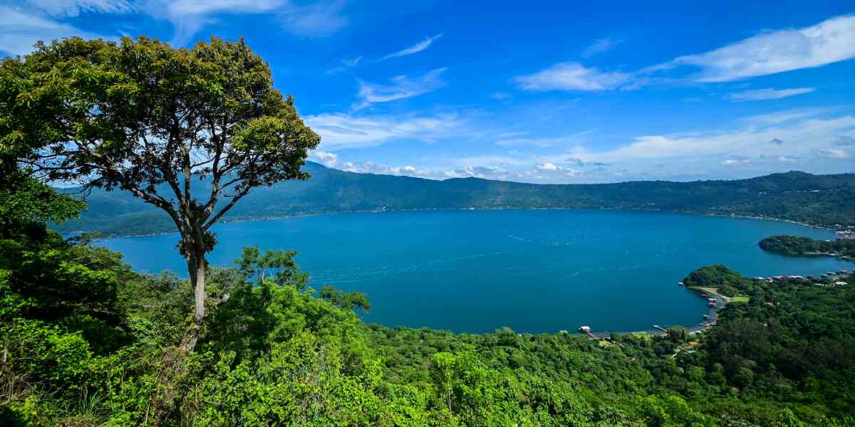 Carretera rodeada de vegetación que conecta la ciudad de San Salvador con el impresionante Lago de Coatepeque.