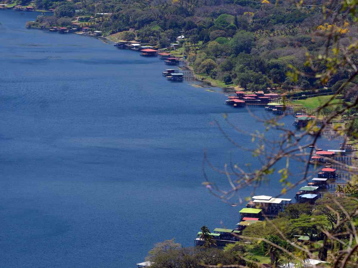 Ilustración del origen del nombre del Lago de Coatepeque, cuyo significado en náhuat es Cerro de las Serpientes.