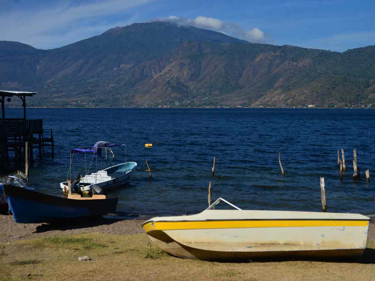 Carretera rodeada de vegetación que conecta la ciudad de San Salvador con el impresionante Lago de Coatepeque.